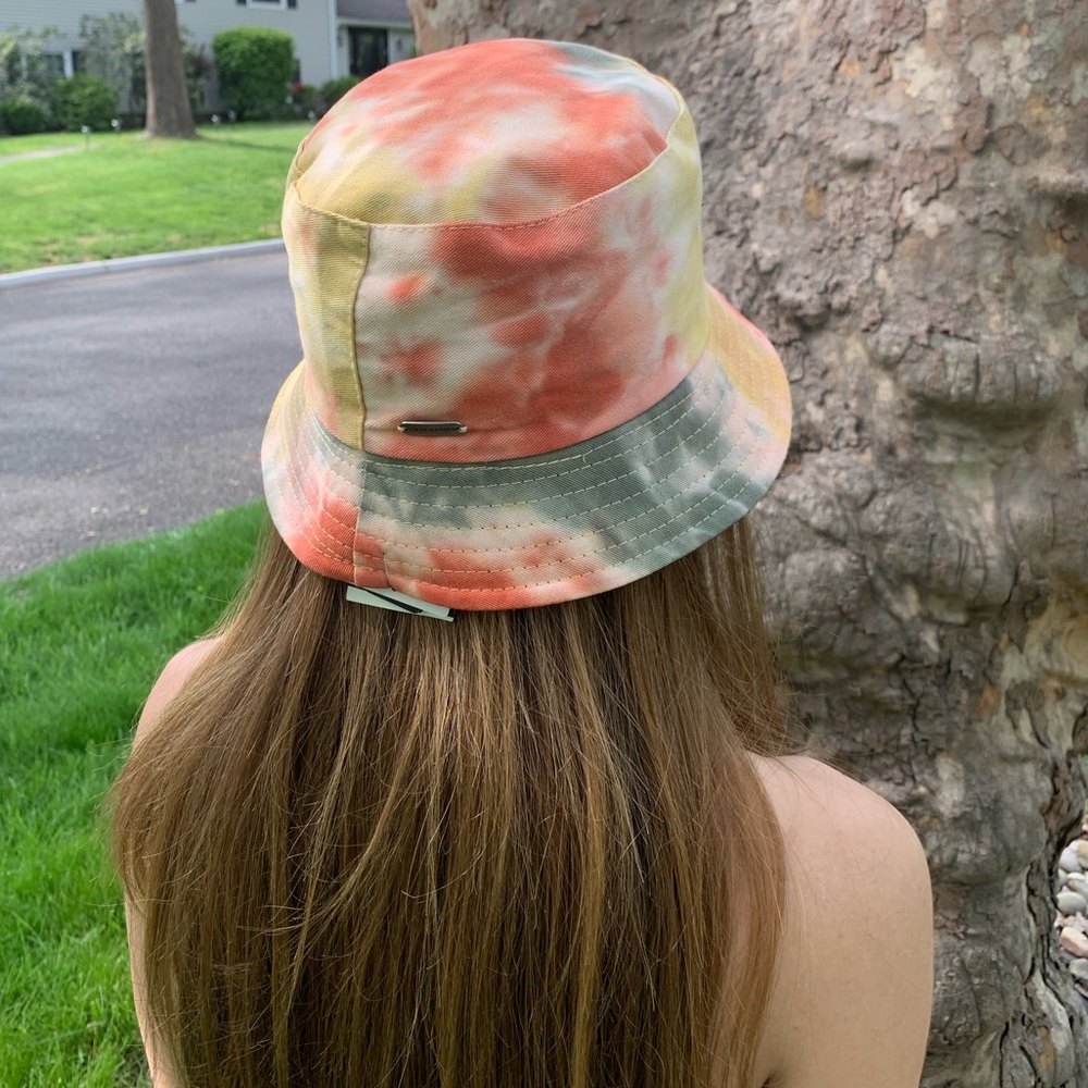 Steve Madden tie dye bucket hat